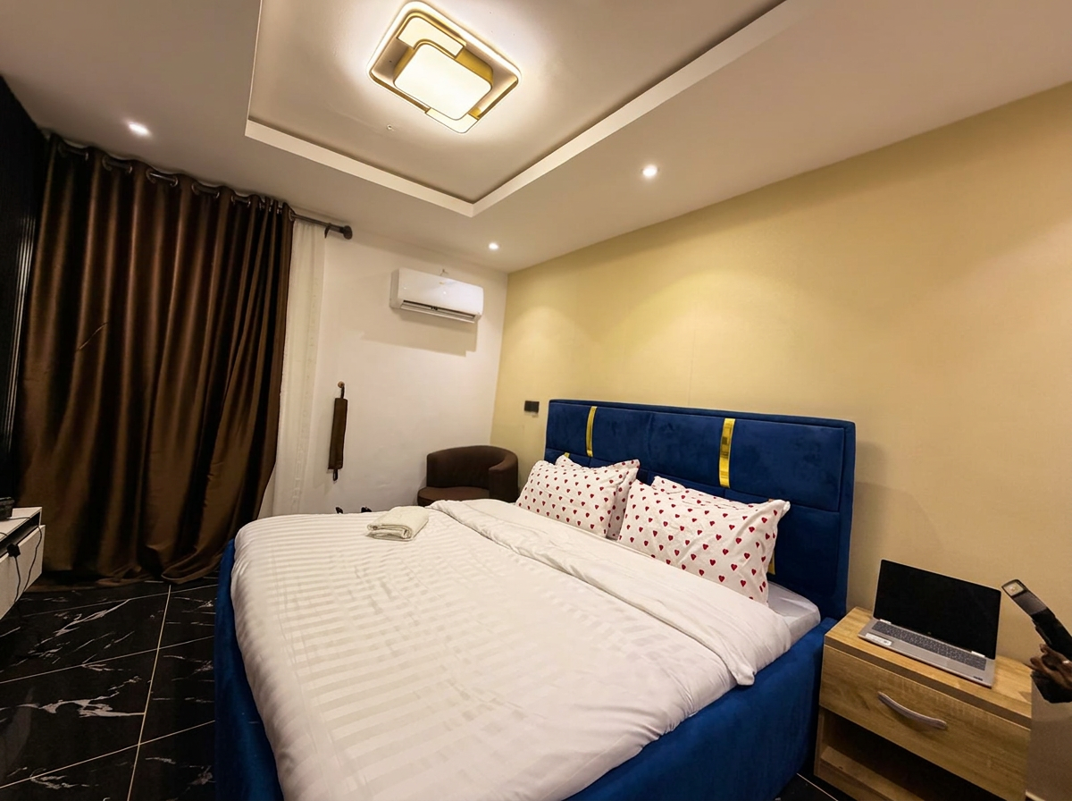 Presidential Suite — the top floor. king bed, private terrace, sunset for two. at LAWRENCE LIZ VILLE APARTMENT AND HOTEL, luxury accommodation in Awoyaya, Ibeju-Lekki